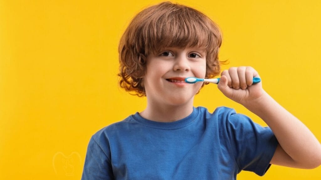 Uşaqlarda diş sağlamlığı: əsas problemlər və həll yolları Diş fırçalayan uşaq