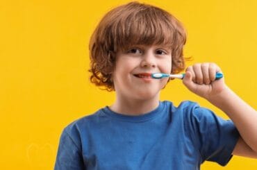 Diş fırçalayan uşaq